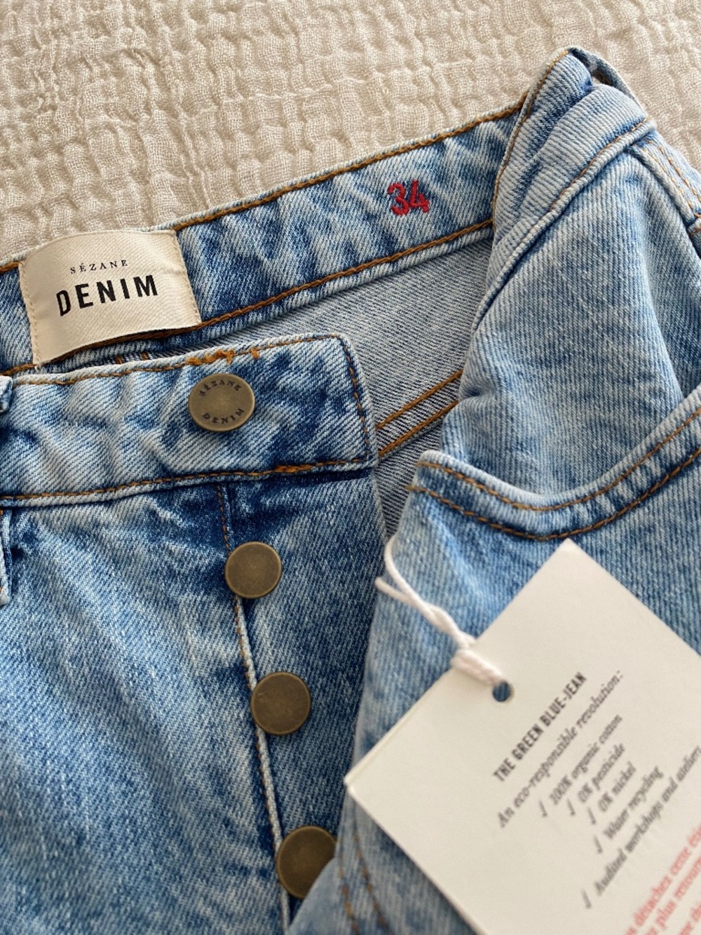 NWT Le New Brut Sexy (Bleach) Button